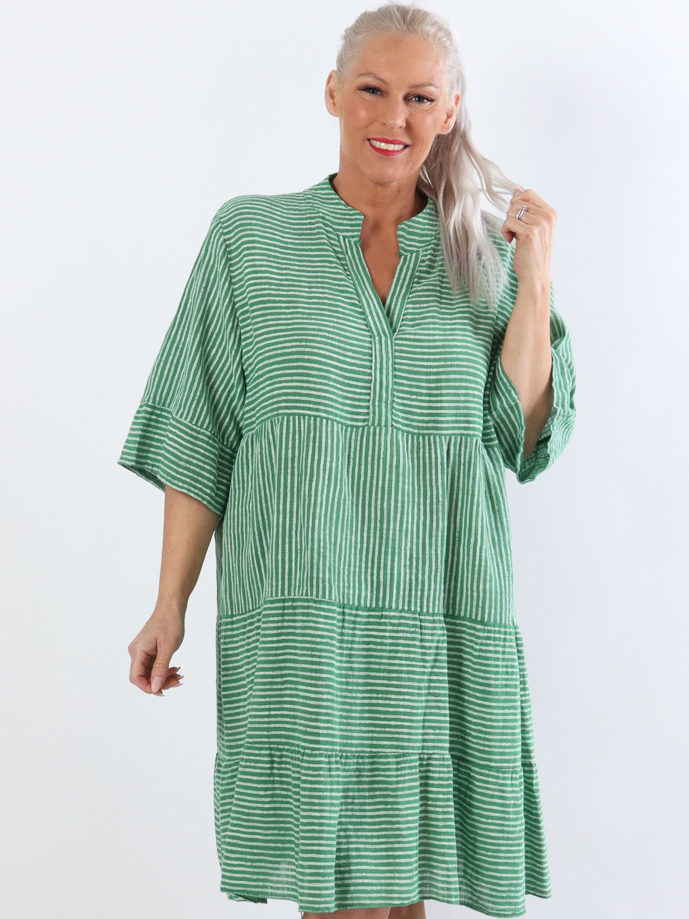 Pola - Söt randig plus size-klänning i lagerform - Pink